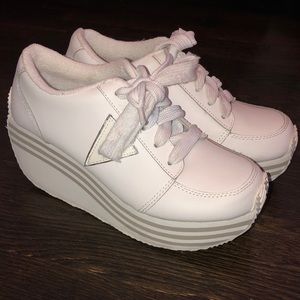 Women’s volatile sneakers size 9